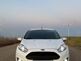 2015 Ford Fiesta Mk6 Рестайлинг, белый, 840000 рублей, вид 2