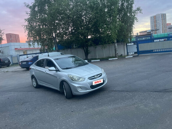 2012 Hyundai Solaris I, серебристый, 630000 рублей - вид 2