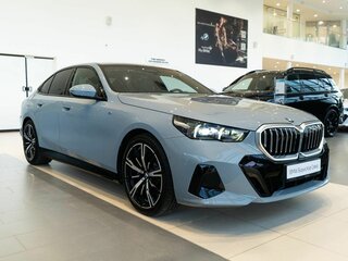 2026 BMW 5 серии 530i xDrive VIII (G60/G61/G68), серый, 10500000 рублей, вид 3
