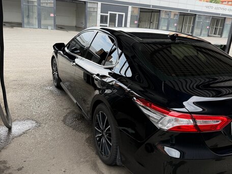 2018 Toyota Camry VIII (XV70), чёрный, 2400000 рублей, вид 3