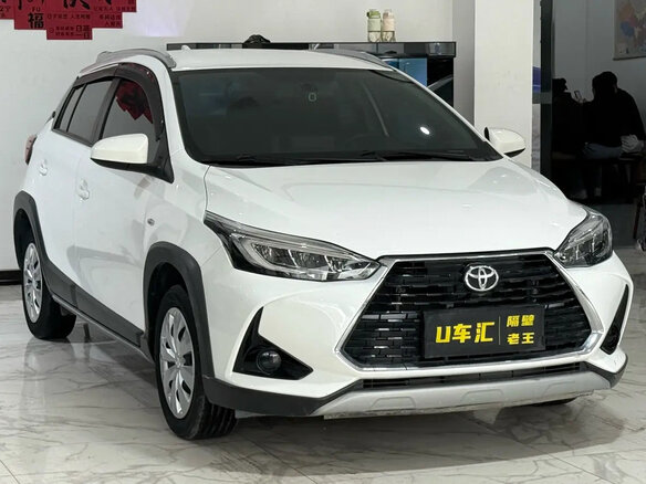 2022 Toyota Yaris IV, белый - вид 2