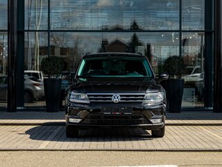 2020 Volkswagen Tiguan II, чёрный, 2125000 рублей, вид 2