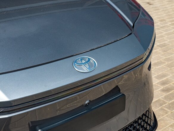 2026 Toyota bZ3X 67.9 kWh, серебристый, 3490000 рублей - вид 4