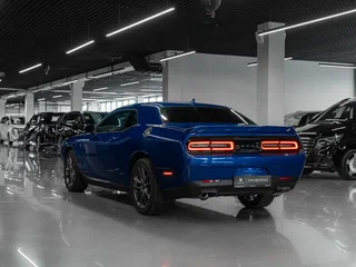 2022 Dodge Challenger III Рестайлинг 2, синий, 4900000 рублей, вид 4