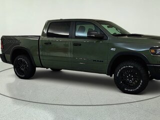 2026 Ram 1500 Crew Cab eTorque V Рестайлинг, зелёный, 8761386 рублей, вид 3