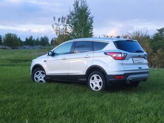 2017 Ford Kuga II Рестайлинг, серебристый, 1420000 рублей, вид 3