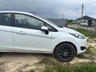 2016 Ford Fiesta Mk6 Рестайлинг, белый, 600000 рублей, вид 3