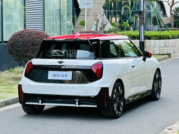2025 Mini Hatch JCW Electric IV (F65/F66/J01), белый, 6390000 рублей - вид 5