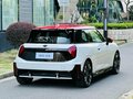 2025 Mini Hatch JCW Electric IV (F65/F66/J01), белый, 6390000 рублей - вид 5