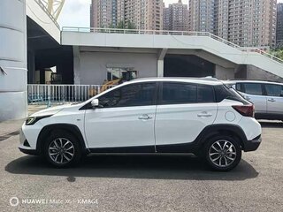 2022 Toyota Yaris IV, белый, 1045000 рублей, вид 4