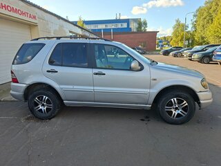 2001 Mercedes-Benz M-Класс 320 I (W163) Рестайлинг, серебристый, 800000 рублей, вид 2