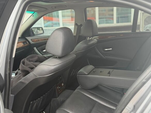 2007 BMW 5 серии 535xi V (E60/E61) Рестайлинг, серебристый, 1000000 рублей - вид 6