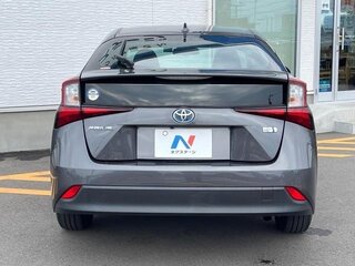 2022 Toyota Prius IV Рестайлинг (XW50), серебристый, 1700000 рублей, вид 4