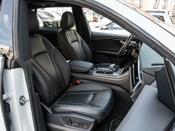 2021 Audi Q8 55 TFSI I (4M), белый, 9750000 рублей - вид 11