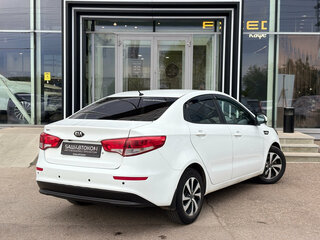 2016 Kia Rio III Рестайлинг, белый, 915000 рублей, вид 4