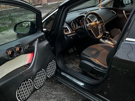 2012 Opel Astra J Рестайлинг, чёрный, 800000 рублей, вид 3