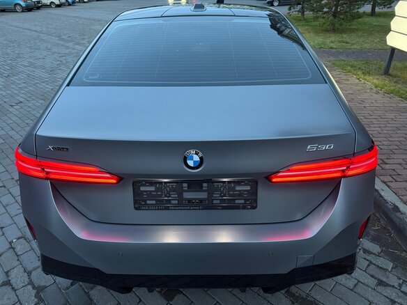 2025 BMW 5 серии Long 530Li xDrive VIII (G60/G61/G68), серый, 7200000 рублей - вид 4