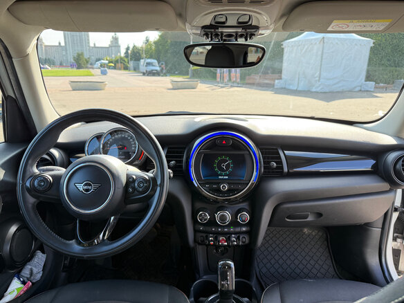 2019 Mini Hatch Cooper III (F55/F56) Рестайлинг, серебристый - вид 21