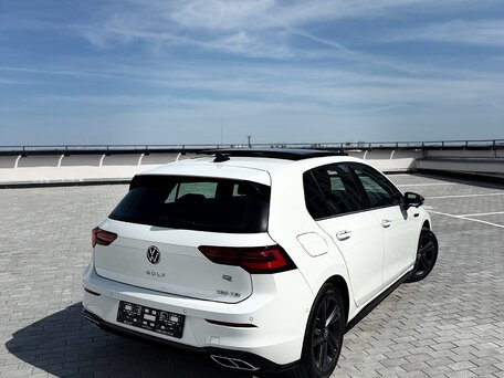 2023 Volkswagen Golf VIII, белый, 1810000 рублей, вид 2