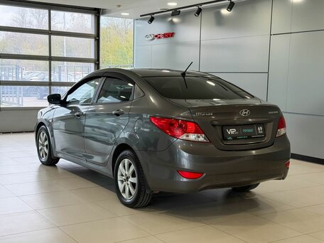 2013 Hyundai Solaris I, серый, 757000 рублей, вид 4