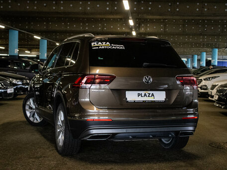 2018 Volkswagen Tiguan II, коричневый, 2300000 рублей, вид 3