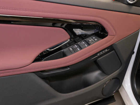 2025 Land Rover Range Rover Evoque II Рестайлинг, белый - вид 14
