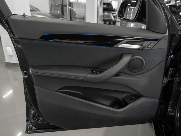 2020 BMW X1 20i xDrive II (F48) Рестайлинг, чёрный, 3770000 рублей - вид 16