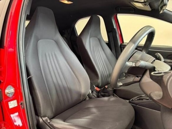 2022 Toyota Yaris IV, красный, 1014000 рублей - вид 18