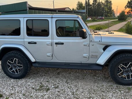 2023 Jeep Wrangler IV (JL) Рестайлинг, серебристый, 6600000 рублей, вид 4
