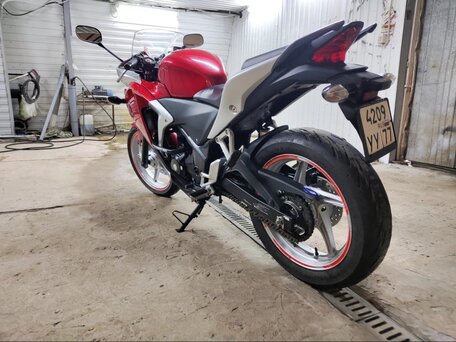 2011 Honda CBR 250R, красный, 180000 рублей, вид 4