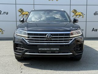 2021 Volkswagen Touareg III, чёрный, 5700000 рублей, вид 2