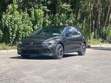 2023 Volkswagen Golf VIII, чёрный, 1880000 рублей, вид 1