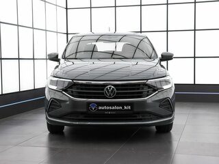 2021 Volkswagen Polo VI, серый, 1790000 рублей, вид 2