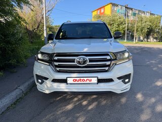 2017 Toyota Land Cruiser 200 Series Рестайлинг 2, белый, 6900000 рублей, вид 4