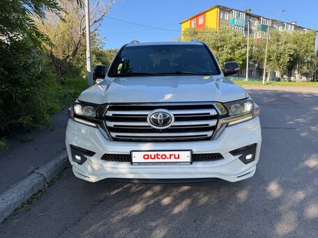 2017 Toyota Land Cruiser 200 Series Рестайлинг 2, белый, 6900000 рублей, вид 4