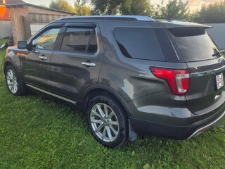2017 Ford Explorer V Рестайлинг, серый, 2450000 рублей, вид 5