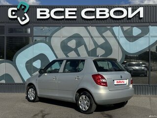 2013 Skoda Fabia II Рестайлинг, серебристый, 655000 рублей, вид 3