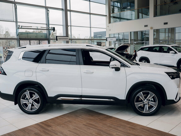 2026 Geely Okavango I Рестайлинг, белый - вид 2