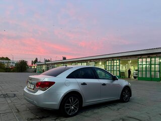 2012 Chevrolet Cruze I Рестайлинг, серебристый, 600000 рублей, вид 3