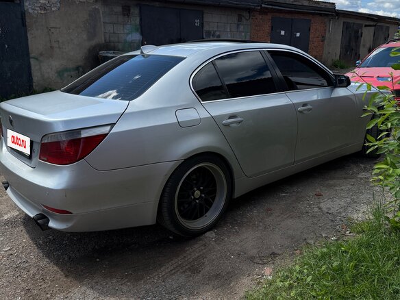 2004 BMW 5 серии 525i V (E60/E61), серебристый - вид 2