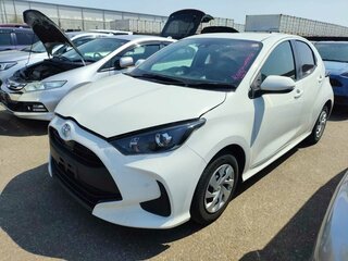 2021 Toyota Yaris IV, белый, 1200000 рублей, вид 1