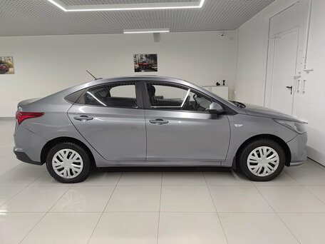 2020 Hyundai Solaris II Рестайлинг, серый, 970000 рублей, вид 5