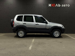 2017 Chevrolet Niva I Рестайлинг, серебристый, 650000 рублей, вид 4