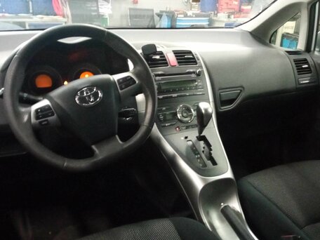 2011 Toyota Auris I Рестайлинг, серебристый, 955000 рублей, вид 5