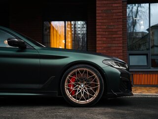 2020 BMW 5 серии M550i xDrive VII (G30/G31/G38) Рестайлинг, зелёный, 7400000 рублей, вид 1