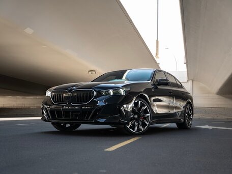 2026 BMW 5 серии 530i xDrive VIII (G60/G61/G68), чёрный, 6500000 рублей, вид 1