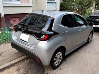 2023 Toyota Yaris IV, серебристый, 1050000 рублей, вид 3