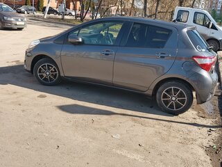 2018 Toyota Vitz III (XP130) Рестайлинг, серый, 900000 рублей, вид 3