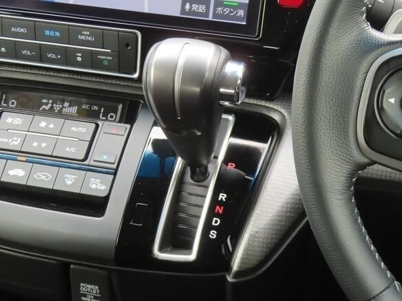 2022 Honda Stepwgn Spada V Рестайлинг, серый, 1900000 рублей - вид 19