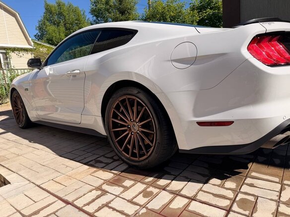 2019 Ford Mustang VI Рестайлинг, белый, 2800000 рублей - вид 5
